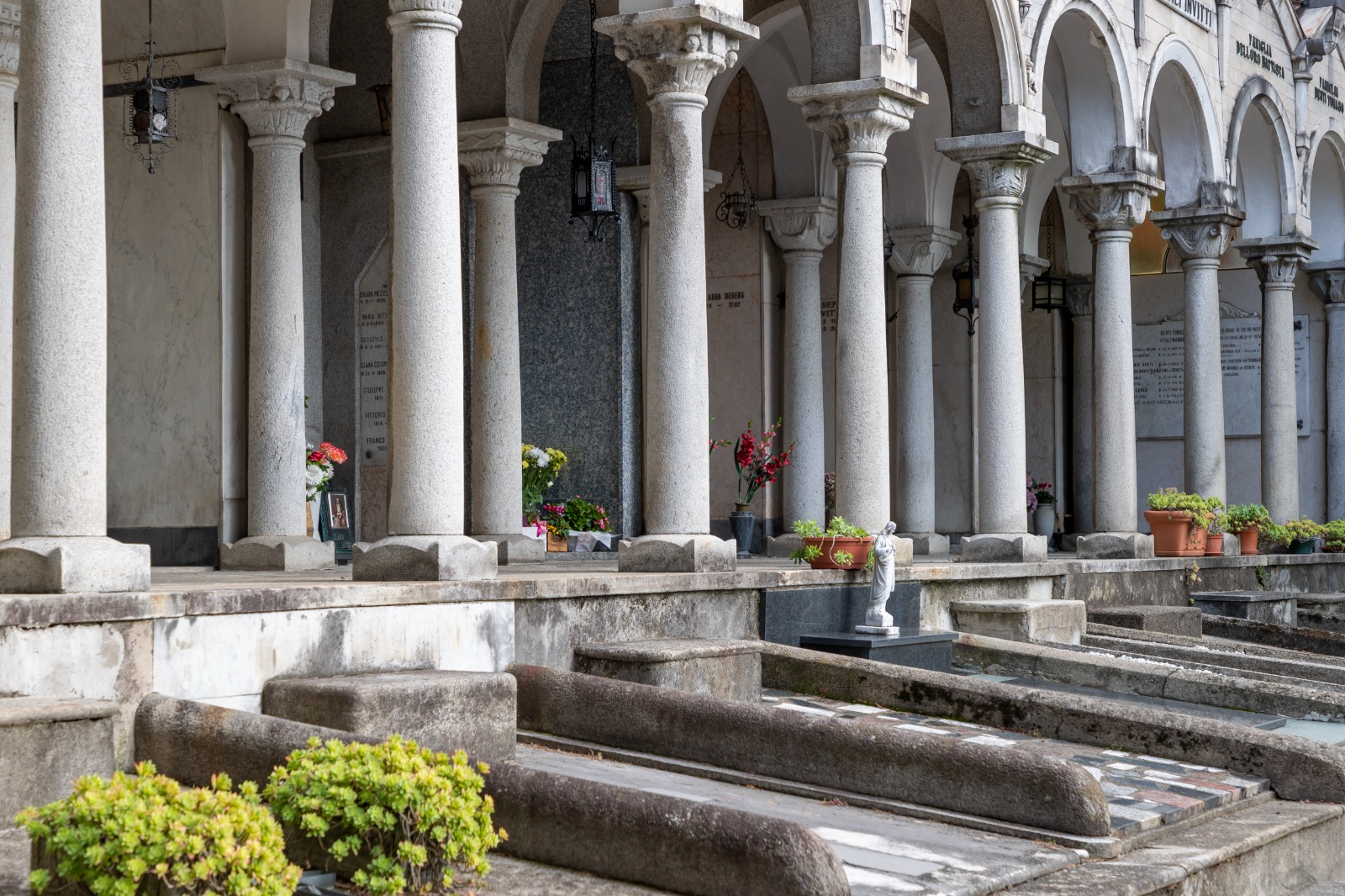 Porticato nel cimitero monumentale