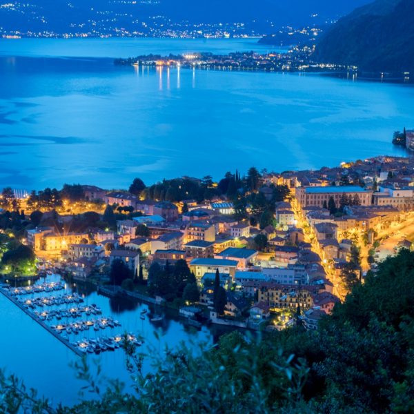 Vista notturna dall'alto di Bellano