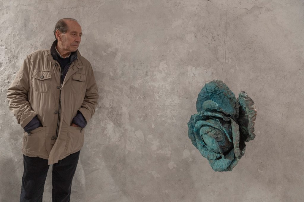 Danilo Vitali con una sua opera