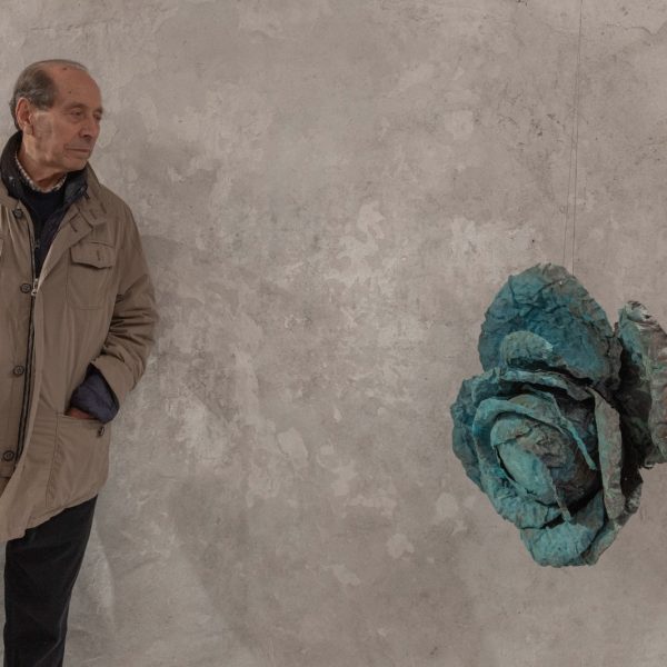Danilo Vitali con una sua opera