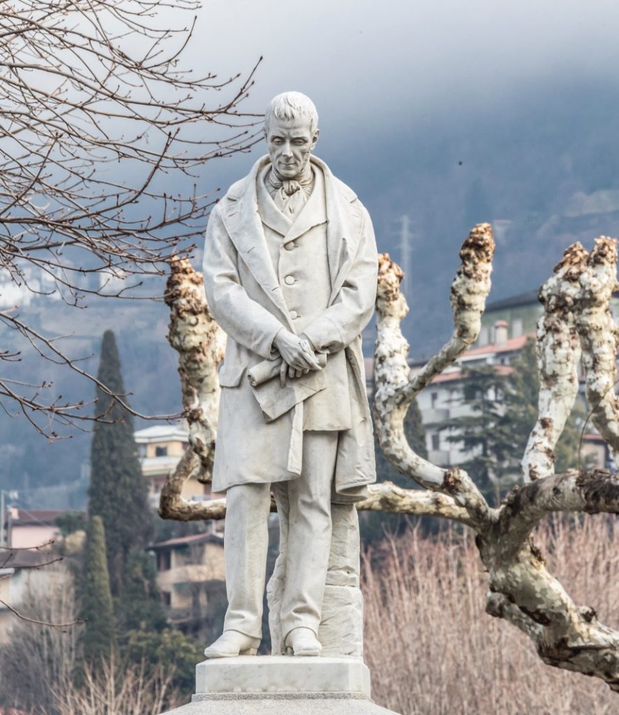 Statua di Tommaso Grossi
