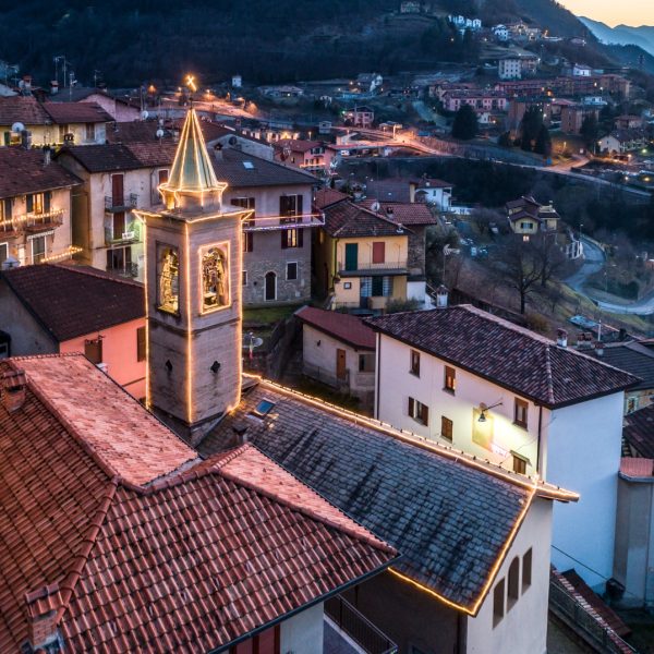 Campanile della chiesa di San Bernardino illuminato